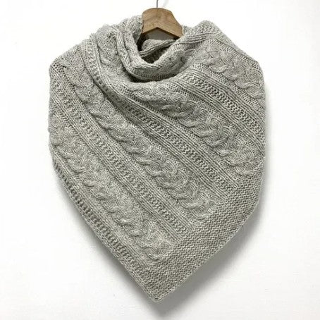 Strickpaket Brighton Pebbles Tuch von Gretha Mensen mit schönem Zopfmuster von vorne.